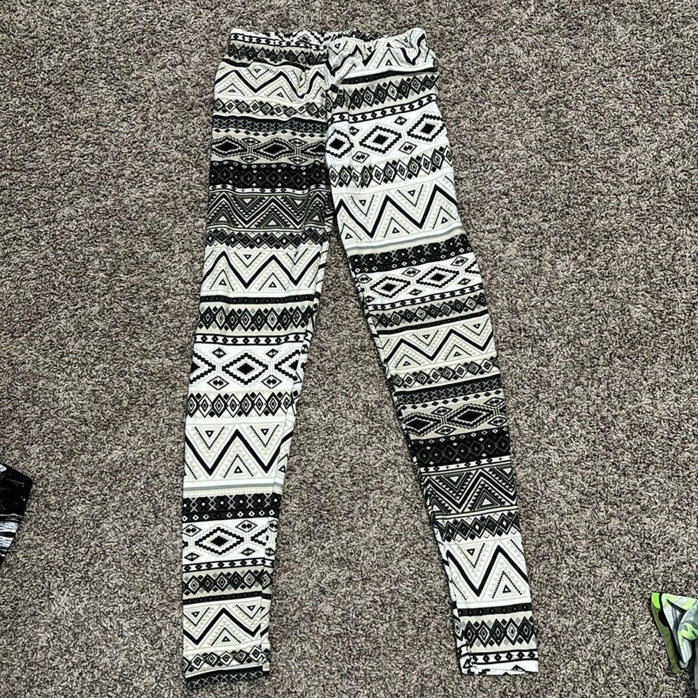 Women’s E & K leggings. Size large.